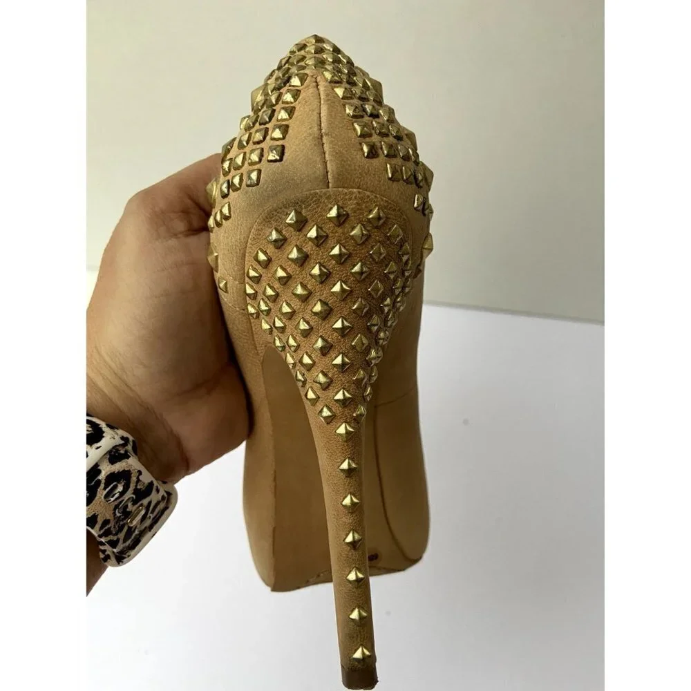 ✨2/$20✨ Vince Camuto Women's Tan‎ High Heels with Gold Tacks Pumps Size 6